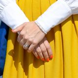 Von dezent bis knallig: Die schwedische Prinzessin hat sich für eine knallige Farbe auf den Fingernägeln entschieden. Ein sattes Orange durfte es sein. Damit liegt die 37-Jährige jedenfalls ziemlich im Trend.