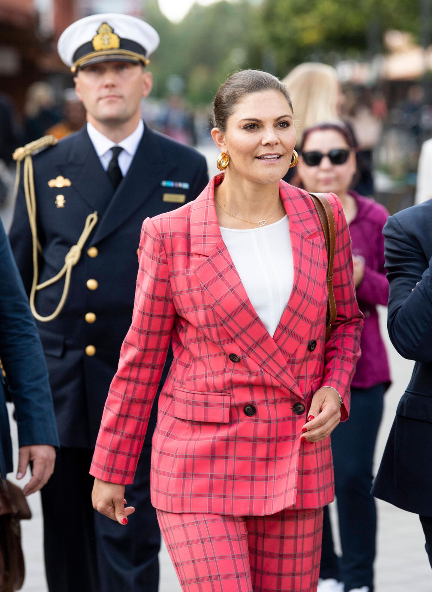Von dezent bis knallig: Auch im pinken Power-Suit kann sich Victoria von Schweden sehen lassen. Mit ihrem Auftritt setzt sie definitiv ein Statement. Passend dazu sind nicht nur die goldenen Creolen, sondern auch ihre Nägel.