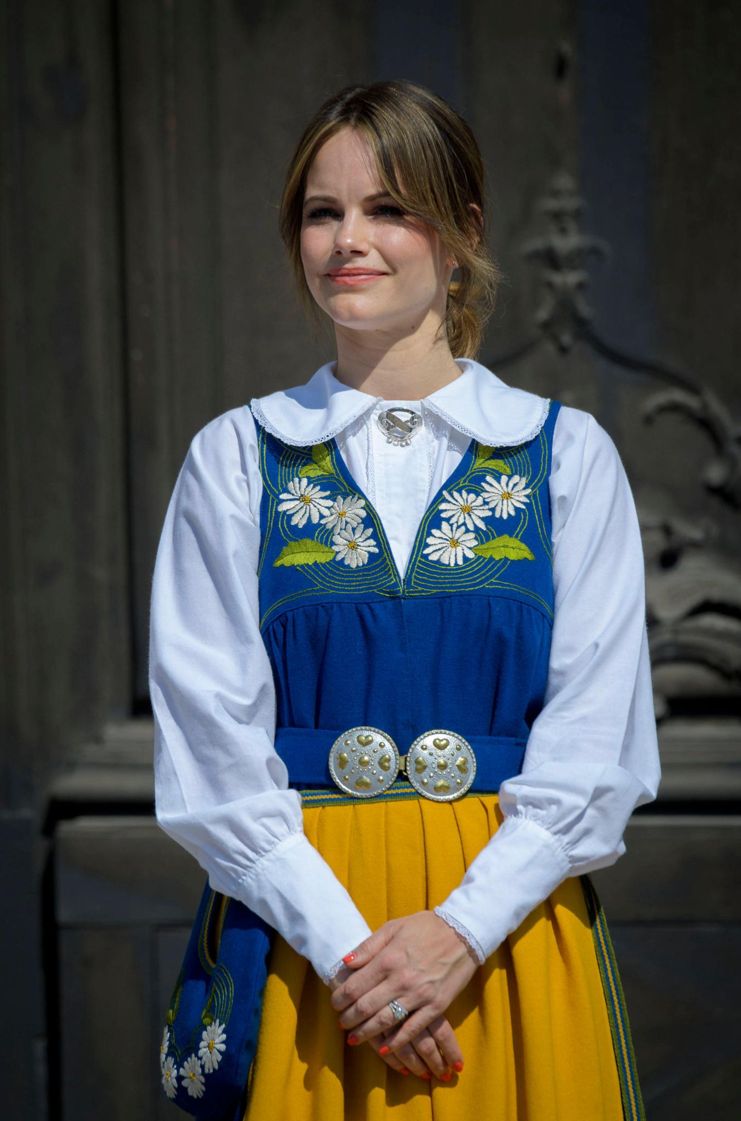 Von dezent bis knallig: Prinzessin Sofia trägt hier eine traditionelle Tracht in Blau und Gelb – den schwedischen Nationalfarben. Ganz so klassisch wie ihr Kleid sind ihre Nägel nicht.