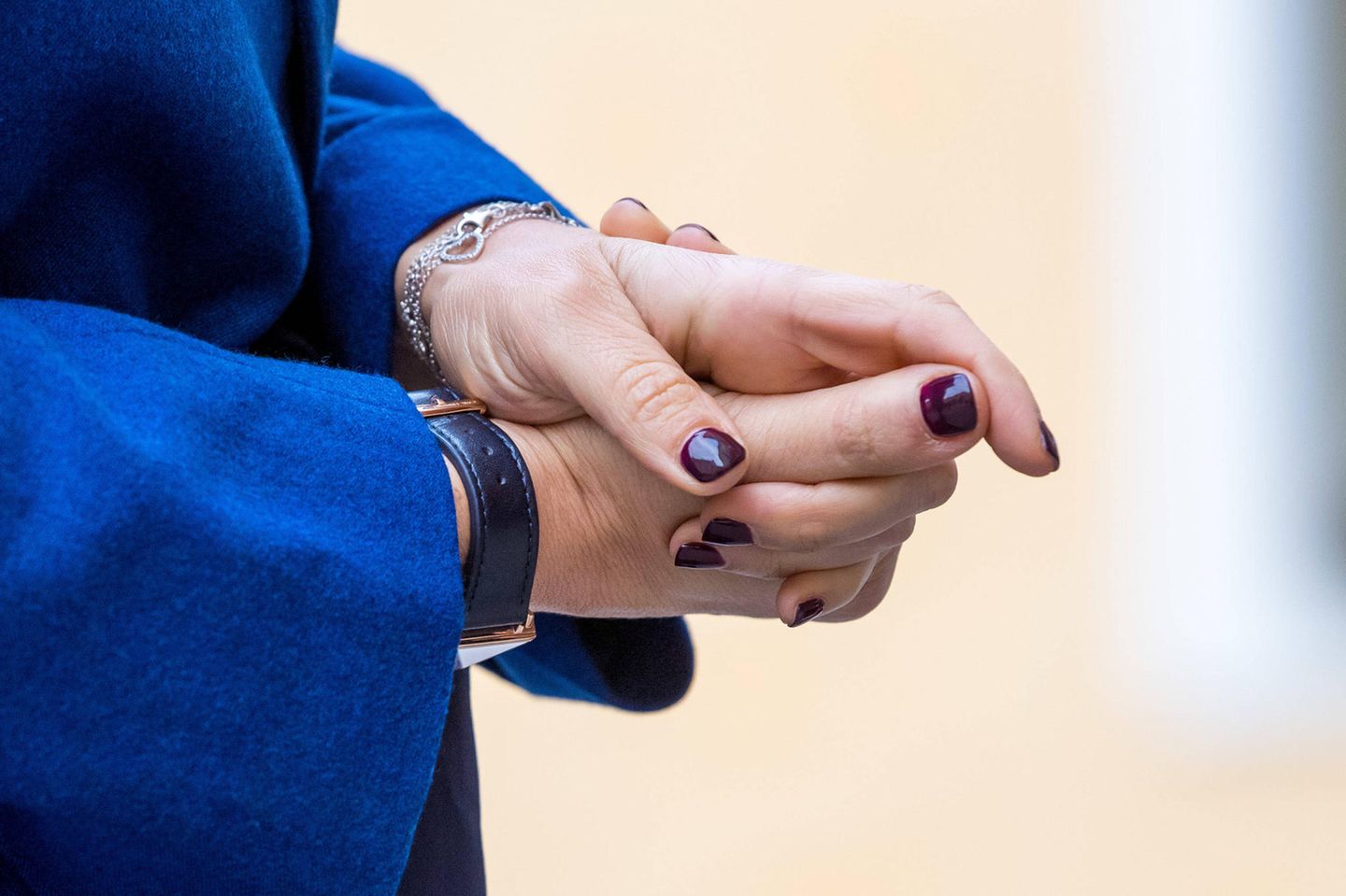 Von dezent bis knallig: Victoria von Schweden ist mittlerweile unter den Royals fast bekannt für ihre bunten Nagellacke. Hier trägt sie einen dunkles Rot-Braun. Die Farbe gibt einen tollen Kontrast zum blauen Suit ab.