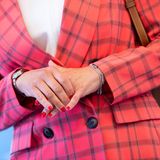 Von dezent bis knallig: Ihre Nägel hat die schwedische Prinzessin nämlich passend zum Outfit in einem rötlichen Pink bepinselt. Für Royal-Verhältnisse auf jeden Fall ein gewagter Look.