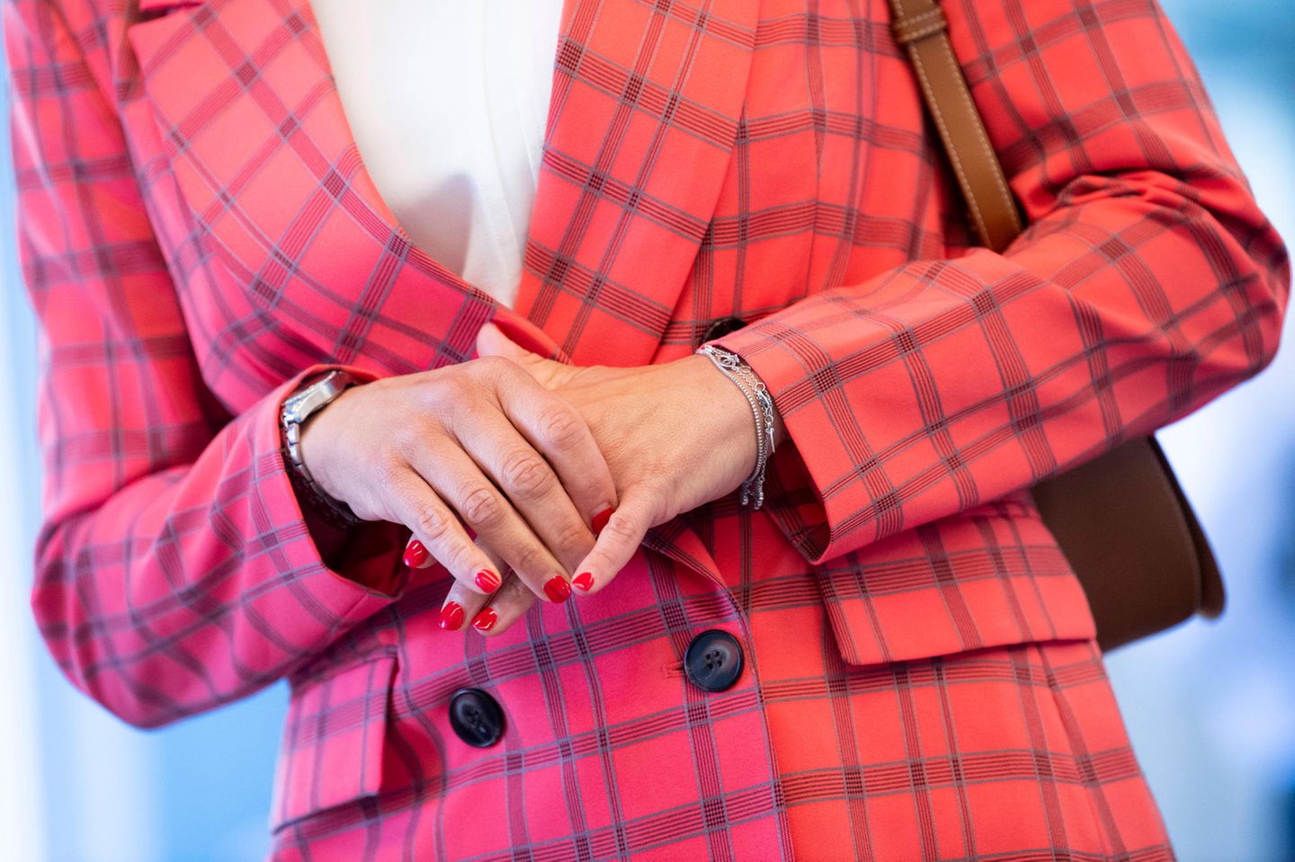 Von dezent bis knallig: Ihre Nägel hat die schwedische Prinzessin nämlich passend zum Outfit in einem rötlichen Pink bepinselt. Für Royal-Verhältnisse auf jeden Fall ein gewagter Look.