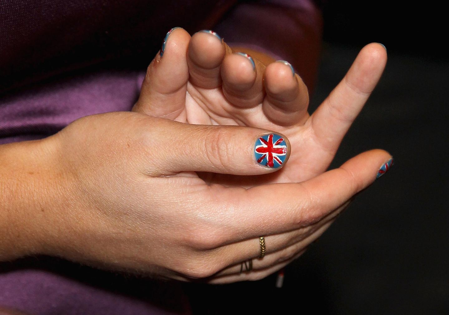 Die britische Prinzessin hat sich kleine Union Jacks auf die Nägel pinseln lassen. Na, wenn das nicht mal patriotisch ist. 