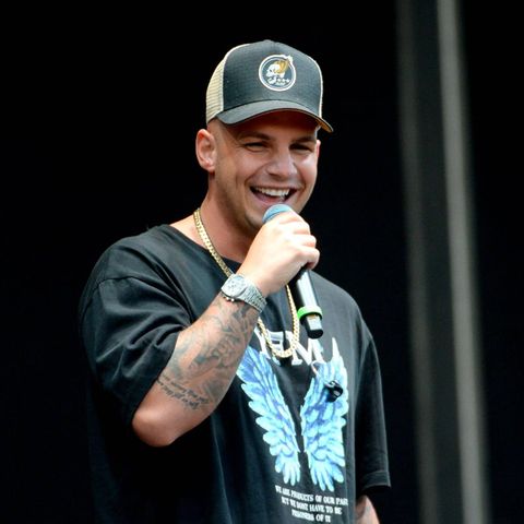 Pietro Lombardi performt auf der Bühne.