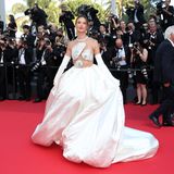 Das Naked-Wedding-Dress von Model Alessandra Ambrosio erinnert fast an ein Kunstwerk. Mit wolkenähnlichen Rock und Oberteil mit drei kristallverzierten Applikationen zieht das Model auf dem Red Carpet von Cannes alle Blicke auf sich. Weiße Seidenhandschuhe und eine elegante Hochsteckfrisur unterstreichen den Hochzeits-Charakter des Looks.