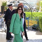 Pretty in Green: Iris Berben zeigt sich vor ihrem Hotel in Cannes. Die 71-Jährige strahlt in einem saftgrünen Hosenanzug, den sie mit schwarzen Accessoires kombiniert.