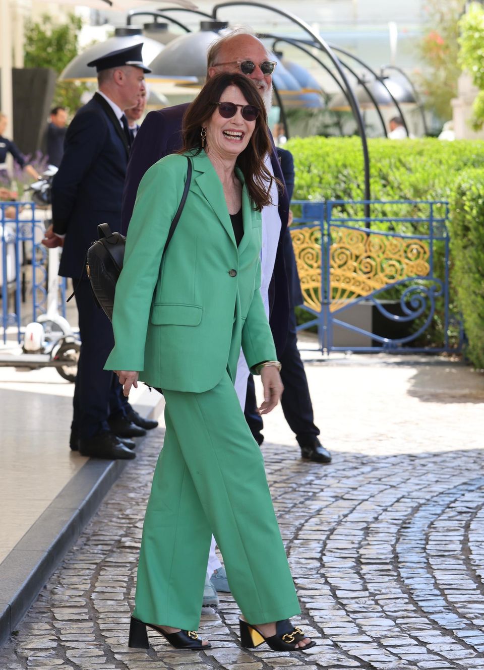 Pretty in Green: Iris Berben zeigt sich vor ihrem Hotel in Cannes. Die 71-Jährige strahlt in einem saftgrünen Hosenanzug, den sie mit schwarzen Accessoires kombiniert.