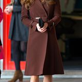 Von dezent bis knallig: So kennt man es von ihr! Kate ist mal wieder ganz elegant und klassisch unterwegs. Der schokoladenbraune Mantel betont ihre schlanke Silhouette. Und auch die Nägel passen zum stilvollen Auftreten der Duchess.