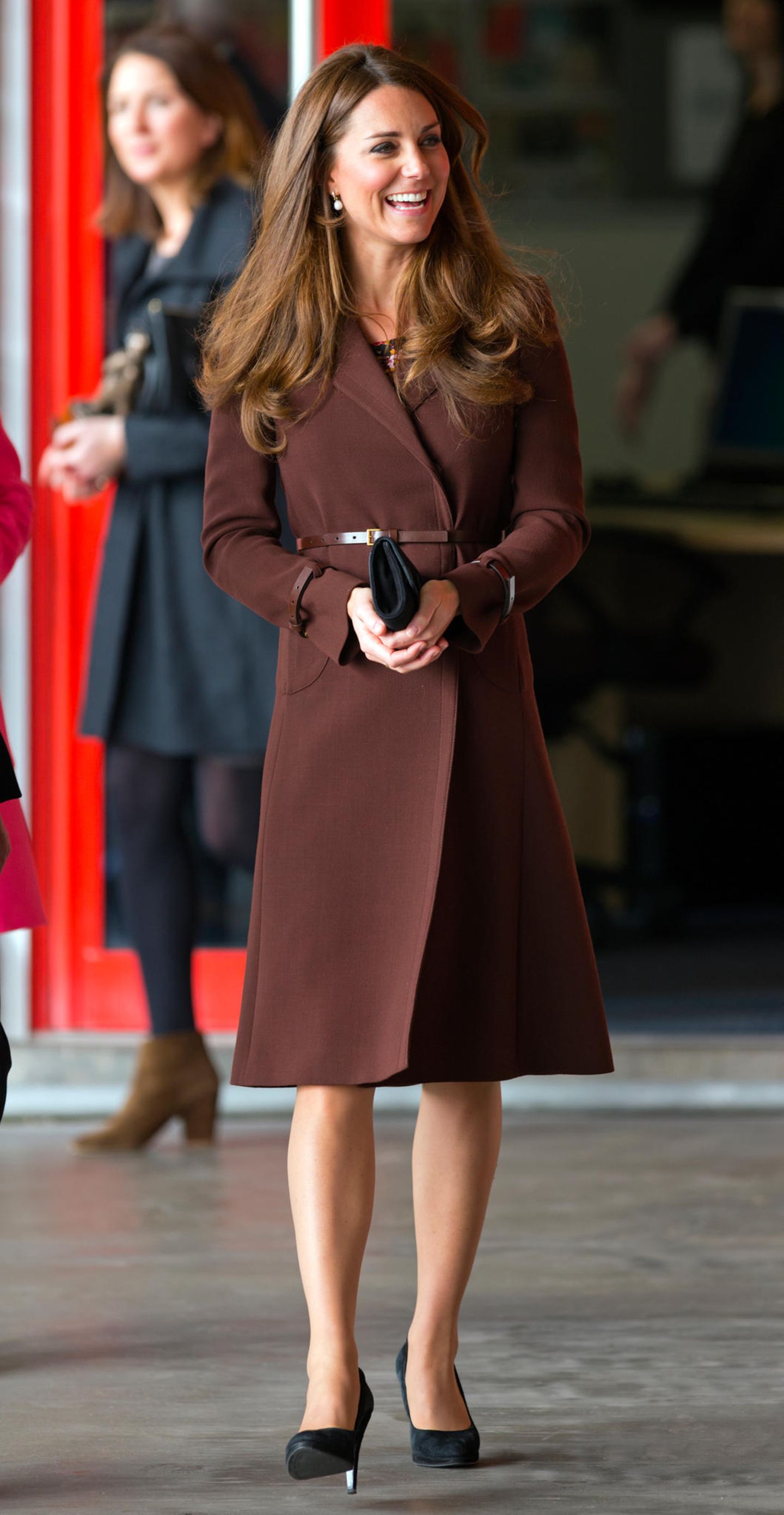 Von dezent bis knallig: So kennt man es von ihr! Kate ist mal wieder ganz elegant und klassisch unterwegs. Der schokoladenbraune Mantel betont ihre schlanke Silhouette. Und auch die Nägel passen zum stilvollen Auftreten der Duchess.