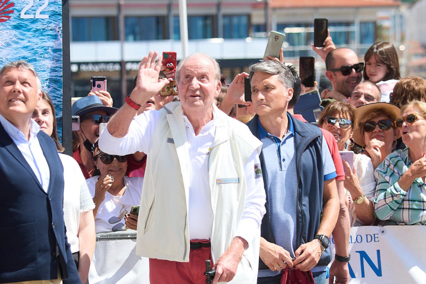 Altkönig Juan Carlos wird bei seiner Ankunft in Sanxenxo bejubelt.