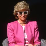 Prinzessin Diana hatte eine Vorliebe für ausgefallene Sonnenbrillen. 1988 beim Besuch in Sydney trägt sie ein XXL-Modell im Pilotenstil mit weißem Rahmen. 