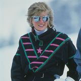 Auch verspiegelte Shades gehörten zum Repertoire der Royal. Im Skiurlaub präsentiert sie ein Modell im Wayfarer-Stil, das sie mit stylischen Sonnenbrillenbädern vor dem Herunterfallen schützt.