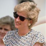 Neue Dekade, neuer Brillenstil. Auch Diana passt sich den modischen Trends an. 1990 trägt sei eine klassische Wayfarerbrille von Rayban in dunklem Braun.