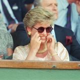 1993 in Wimbledon wagt sie sich an eine ganz neue Brillenform heran. Weg von Oversize hin zu klein und rund im John-Lennon-Stil. 
