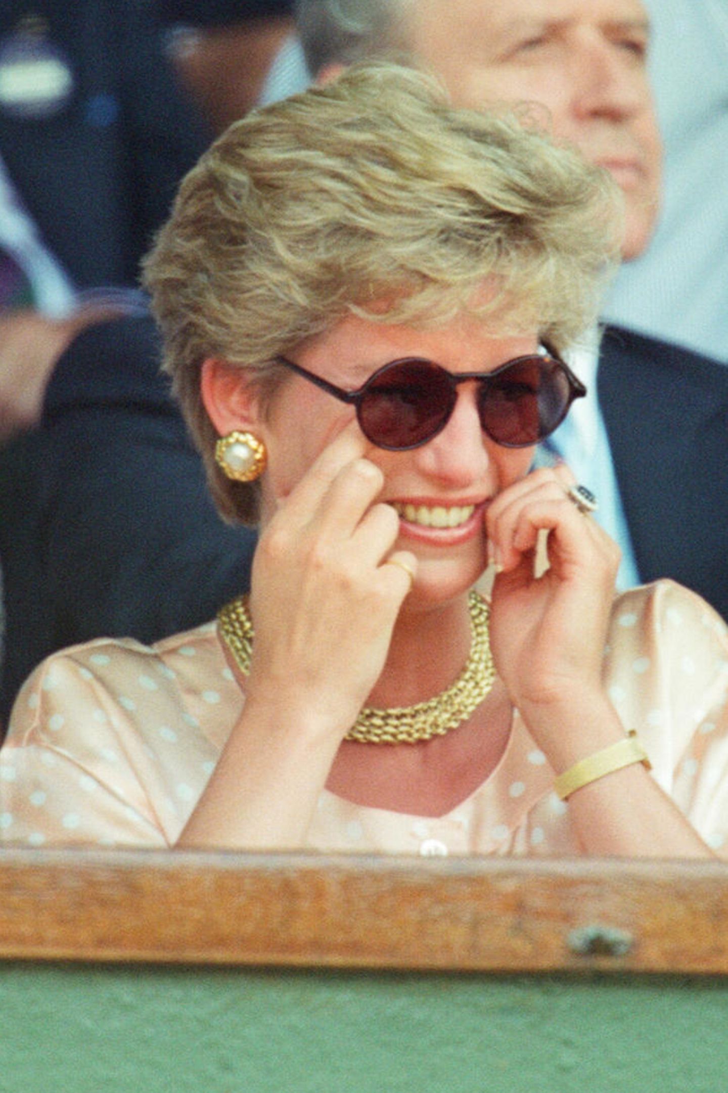 1993 in Wimbledon wagt sie sich an eine ganz neue Brillenform heran. Weg von Oversize hin zu klein und rund im John-Lennon-Stil. 