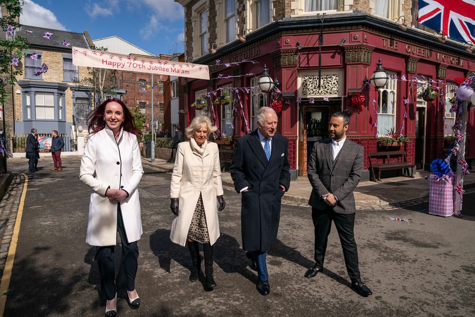 Herzogin Camilla und Prinz Charles mit den Produzenten Kate Oates und Chris Clenshaw am Set von "EastEnders"