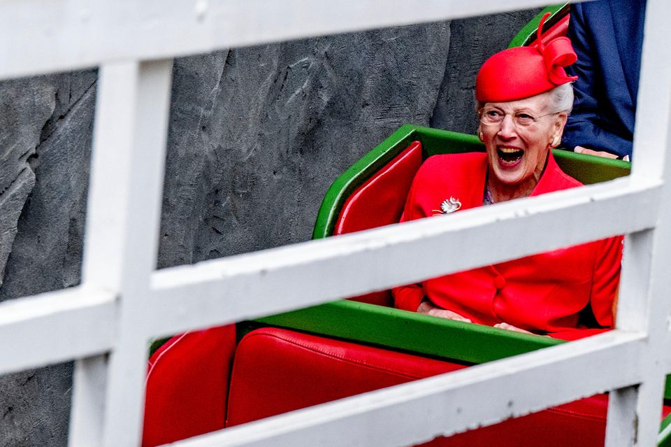 Königin Margrethe in einem Fahrgeschäft im Tivoli in Kopenhagen, Dänemark