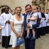 Charles' Eltern Prinzessin Stéphanie und Erbgroßherzog Guillaume sind zumindest bester Laune. Und sogar ihr frühsommerlicher Familien-Look ist mit Weiß und Blau perfekt aufeinander abgestimmt.