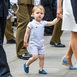 Besonders der kleine Prinz Charles scheint ganz fasziniert von den vielen Menschen, die den festlichen Zug begleiten und beobachten. Und als niedlichster Repräsentant der Luxemburg-Royals macht er seine Sache schon richtig gut.