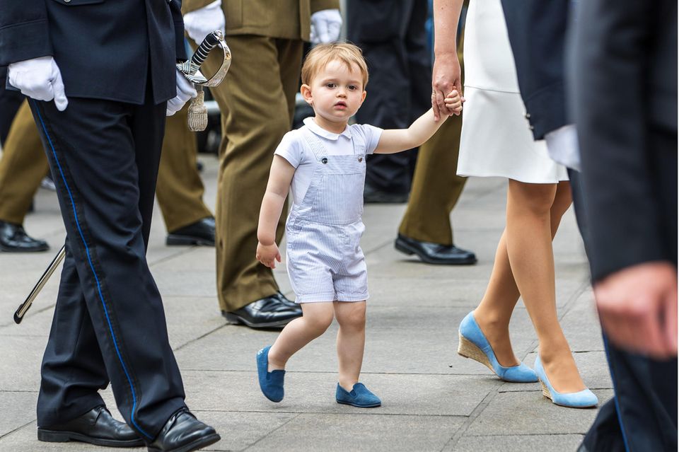 Besonders der kleine Prinz Charles scheint ganz fasziniert von den vielen Menschen, die den festlichen Zug begleiten und beobachten. Und als niedlichster Repräsentant der Luxemburg-Royals macht er seine Sache schon richtig gut.
