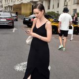 Schauspielerin Emilia Schüle setzt auch auf den Straßen Cannes auf einen klassischen Look. Mit einem schwarzen schlichten Kleid und filigranem Schmuck zeigt die 29-Jährige, dass weniger mehr ist! Weiße Birkenstock geben dem Outfit einen Stilbruch und machen es Street-Style tauglich.