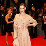 Im asymmetrischen Trenchcoat-Dress macht Emilia Schüle auf dem Red Carpet der "November"-Premiere einen lässigen Eindruck.