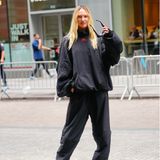 Candice Swanepoel läuft die Show von Balenciaga. Bei ihrer Ankunft zeigt sich das Model im lässigen Oversized-Look.
