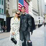 Frisch verheiratet und in Kuschelstimmung zeigen sich Chloë Sevigny und Siniša Mačković auf dem Weg zur Show.