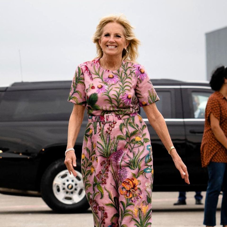 Top gestylt und mit einem breiten Lachen kommt Dr. Jill Biden am Flughafen in Alajuela in Costa Rica an. Im rosafarbenen Blumenkleid, das sie zuletzte an Ostern getragen hat, versprüht die First Lady direkt gute Laune.