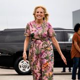 Top gestylt und mit einem breiten Lachen kommt Dr. Jill Biden am Flughafen in Alajuela in Costa Rica an. Im rosafarbenen Blumenkleid, das sie zuletzt an Ostern getragen hat, versprüht die First Lady direkt gute Laune.