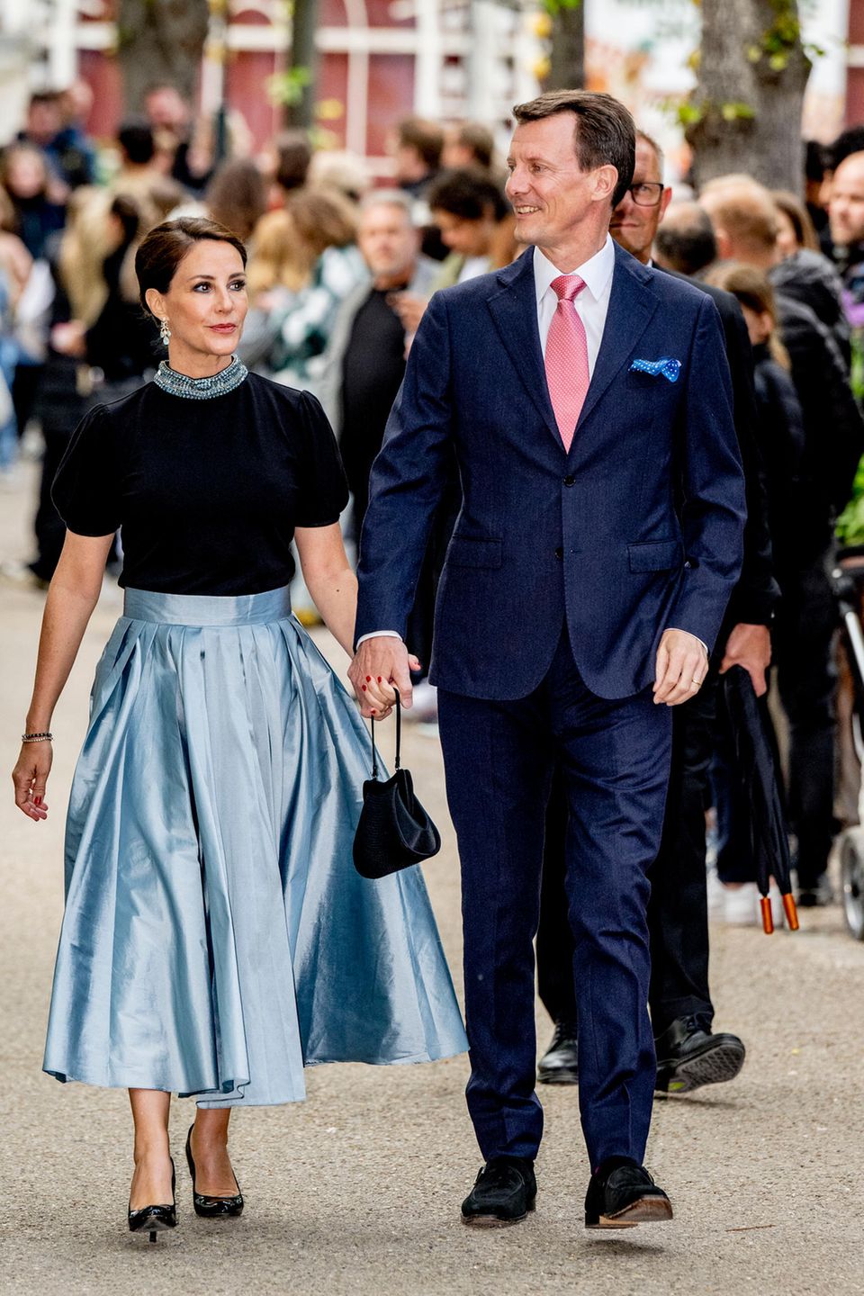 Bei der Ballettgala anlässlich des 50. Thronjubiläums der dänischen Königin im Konzertsaal des Vergnügungsparks Tivoli in Kopenhagen, erscheint Prinzessin Marie von Dänemark in einem hellblauen Hingucker-Rock der amerikanische Designerin Emily Shalant . Dazu kombiniert sie ein schwarzes Jersey-Oberteil mit juwelenbesetztem Kragen – passend zu ihrem Rock. Außerdem trägt die 46-Jährige kleine blaue Kristall-Ohrringe.