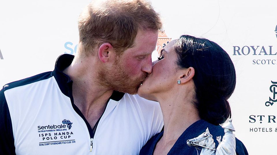 Il principe Harry e la duchessa Meghan si baciano dopo un torneo di polo nel 2018