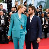 Dieser Partnerlook macht gute Laune: Topmodel Toni Garrn und Alex Pettyfer zeigen sich auf dem roten Teppich der "Triangle of Sadness"-Premiere in Anzügen, Toni etwas auffälliger in glitzerndem Türkis, Alex nicht weniger elegant im dunkelblauen Zweireiher.