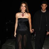 Kendall Jenner setzt für das Willkommensdinner auf ein Korsagen-Kleid inklusive Naked-Rock. Boyfriend Devon Booker bleibt ebenfalls ganz in Schwarz. 