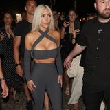 Kim Kardashian bleibt mit diesem grauen Suits ihrem ikonischen Stil treu.