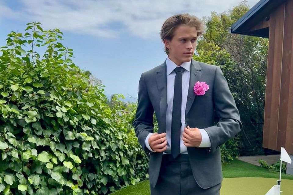 Und prompt ist aus dem kleinen Jungen ein junger Erwachsener geworden, der sich für seine Prom-Night schick macht! In einem grauen Anzug mit rosa Einsteckblume zeigt sich der Sohn von Reese Witherspoon und Ryan Phillippe jetzt auf Instagram. Und wirkt fast noch charmanter als früher. 