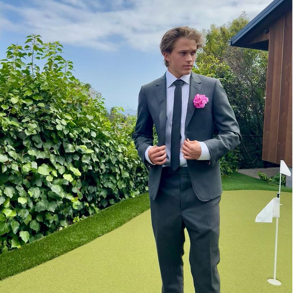 Und prompt ist aus dem kleinen Jungen ein junger Erwachsener geworden, der sich für seine Prom-Night schick macht! In einem grauen Anzug mit rosa Einsteckblume zeigt sich der Sohn von Reese Witherspoon und Ryan Phillippe jetzt auf Instagram. Und wirkt fast noch charmanter als früher. 