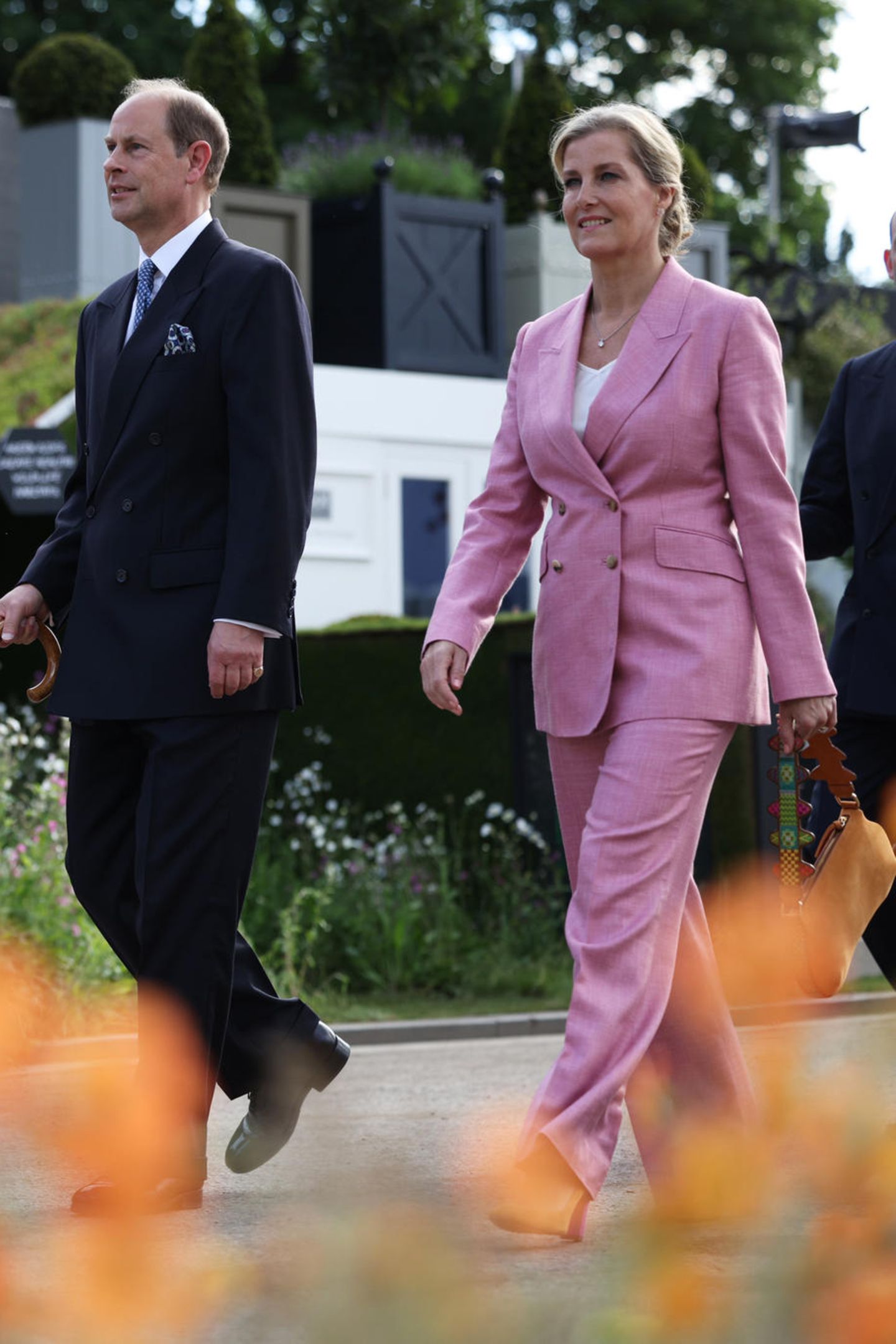 Nachdem Gräfin Sophie bereits bei ihrem letzten Termin in einem pinkfarbenen Kleid verzauberte, beweist sie auch im rosafarbenen Anzug ihr Händchen für Mode. Rosa- und Pink-Töne scheinen es der Gräfin gerade total angetan zu haben. Und auch wir finden: Für ihren Termin bei der "The Chelsea Flower Show" könnte ihr Look nicht besser passen. 