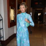 Auch Elsa Hosk wählt den Ton-in-Ton-Look, allerdings in Blau. Das Victoria’s-Secret-Model kombiniert ein bodenlanges Kleid mit Mini-Kragen zur türkisfarbenen Tasche und braune Hermès-Schlappen.