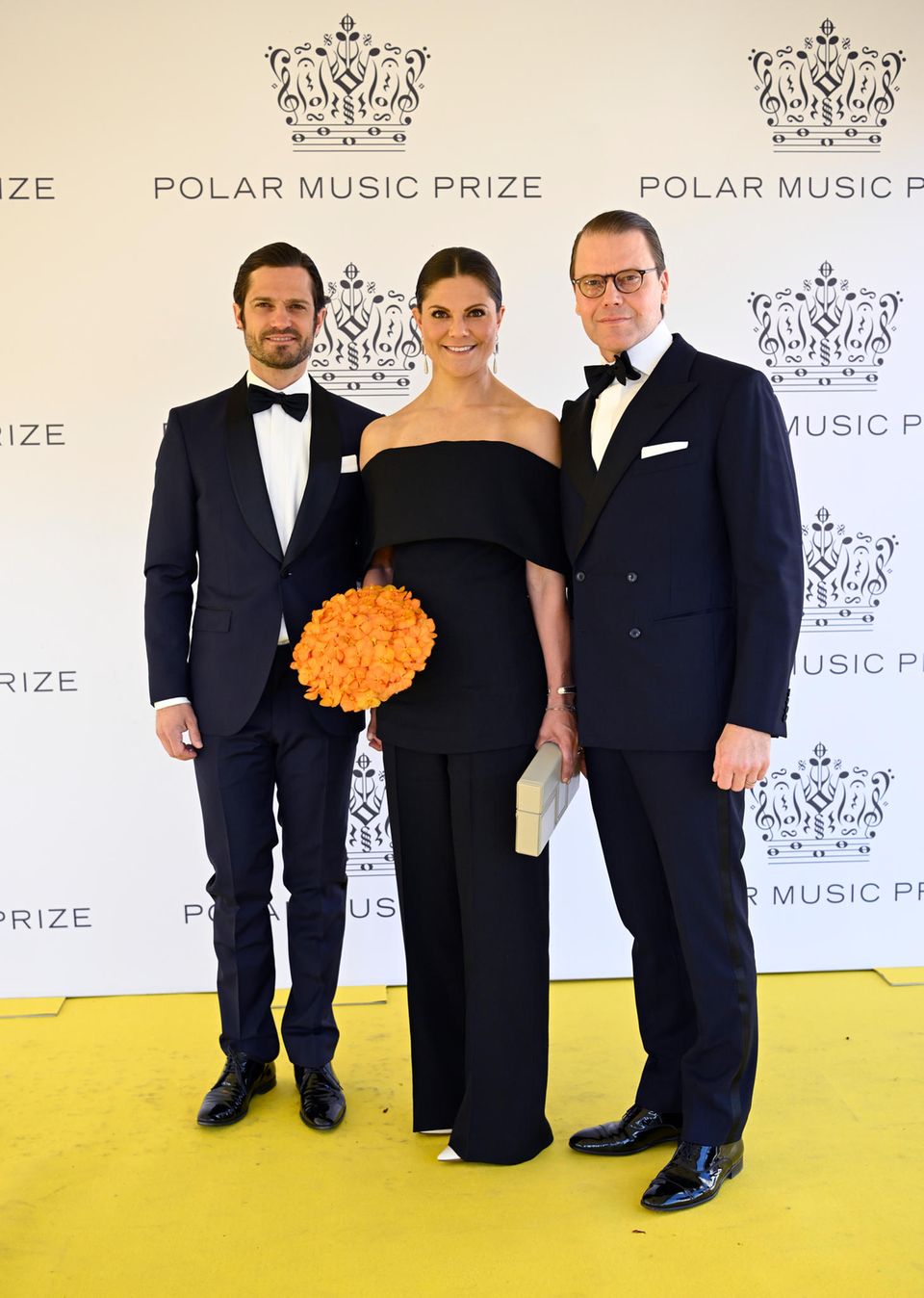 Bei der Verleihung des Polar Music Prize 2022 in Stockholm stiehlt Prinzessin Victoria ihrem Mann Prinz Daniel und ihrem Bruder Prinz Carl Philip eindeutig die Show! In einem schwarzen, schulterfreien Bardot-Jumpsuit zeigt die 44-Jährige ihre elegante Seite und unterstreicht ihren klassischen Look mit einem strengen Dutt, neutralem Make-up und betonten Augen. An ihrem Handgelenk trug sie einen einzelnen goldenen Armreif und ein Paar goldene Hängeohrringe. Bei der Verleihung des Polar Music Prize 2022 in Stockholm stiehlt Prinzessin Victoria ihrem Mann Prinz Daniel und ihrem Bruder Prinz Carl Philip eindeutig die Show! In einem schwarzen, schulterfreien Bardot-Jumpsuit zeigt die 44-Jährige ihre elegante Seite und unterstreicht ihren klassischen Look mit einem strengen Dutt, neutralem Make-up und betonten Augen. An ihrem Handgelenk trug sie einen einzelnen goldenen Armreif und ein Paar goldene Hängeohrringe.