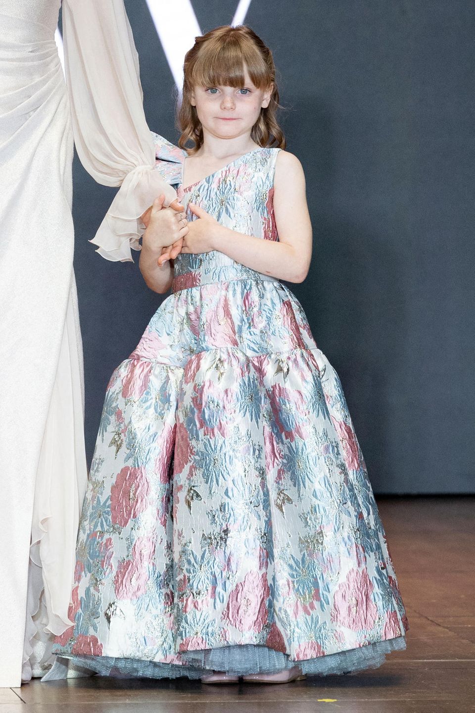Bis heute gilt ihre Großmutter Fürstin Gracia Patricia als eine der größten Stilikonen. Und auch Prinzessin Gabriella scheint ein Gespür für stylische Outfits zu haben. Vor allem Prinzessinnenkleider haben es der 7-Jährigen angetan zu haben. In einem schimmernden Kleid mit blauen und rosanen Blumen-Applikationen meistert der royale Nachwuchs ihr Bühnen-Debüt mit Bravour.