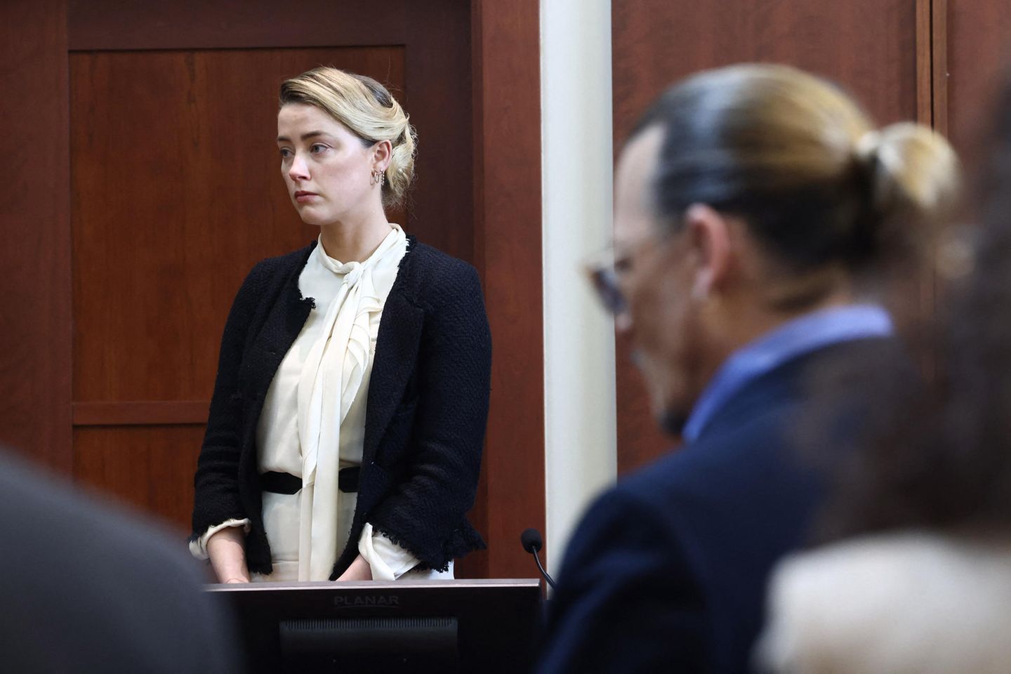 Amber Heard im Gerichtssaal mit Johnny Depp. 