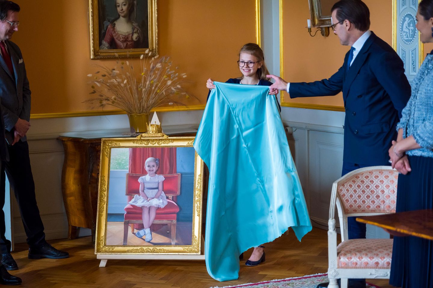 Nach der Enthüllung des Gemäldes lacht Prinzessin Estelle den Fotografen gleich doppelt entgegen! Nur mit dem Unterschied, dass die Prinzessin auf dem Gemälde um einiges jünger ist. 
