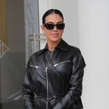 Olivia Rodriguez tritt in einem stylischen Leder-Jumpsuit vor die Fotograf:innen in Cannes. Ihre orangefarbene Hermès-Tasche setzt einen tollen Kontrast zum dunklen Look. Eine ebenfalls dunkel getönte Sonnenbrille vervollständigt den Look der 28-Jährigen.