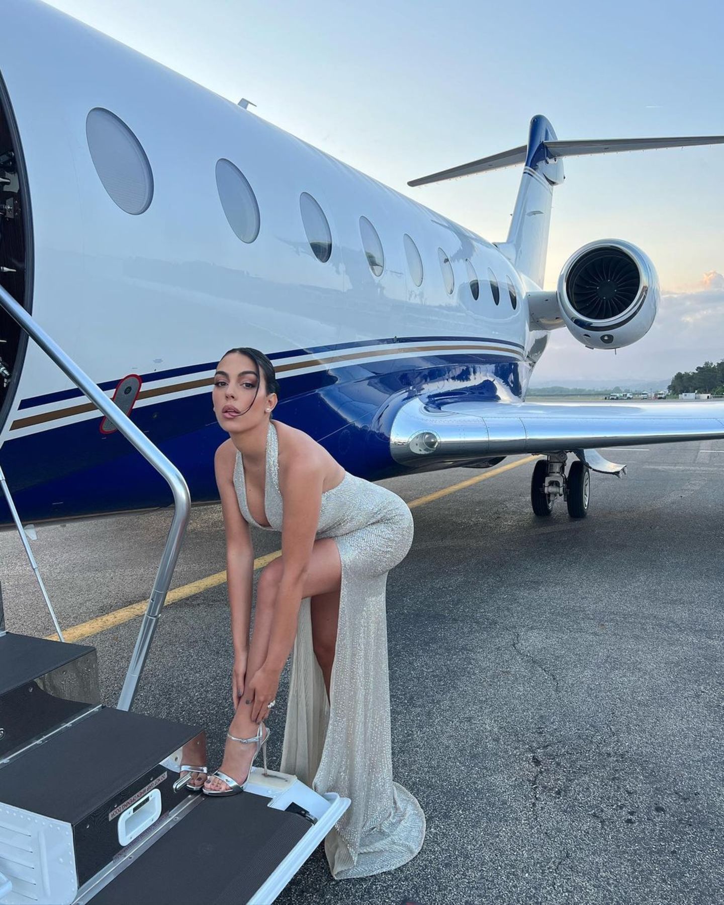 Georgina Rodriguez gönnt sich nicht nur den Luxus eines Privatjets, im Gegensatz zu den gemütlich-sportlichen Reiseoutfits vieler anderer Stars, inszeniert sie ihren Abschied von Cannes richtig glamourös im glitzernden Traumlook in Silber.