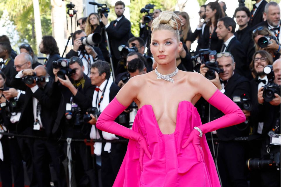 Topmodel Elsa Hosk sorgt bei der Filmpremiere von "Elvis" in Cannes für Aufsehen: In einem gewagten pinken Kleid von Valentino schreitet sie über den roten Teppich. Die knallige Farbe und der ultratiefe Ausschnitt sind ein wahrer Hingucker, der allerdings alles andere als neu wirkt ...