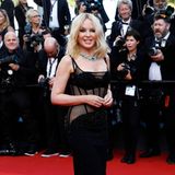 Sexy Glamour von Versace mit Smaragdschmuck von Bulgari präsentiert Kylie Minogue in Cannes.