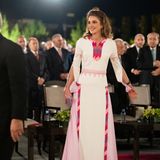 Königin Rania feiert mit ihrer Familie den 76. Unabhängigkeitstag von Jordanien. Dazu wählt die Monarchin ein weißes Kleid im Tunika-Style, das vor allem durch raffinierte Ärmel und Stickereien im angesagten Pink besticht. Süße Kristallohrringe und fliederfarbene Pumps runden ihren frischen Sommerlook ab.