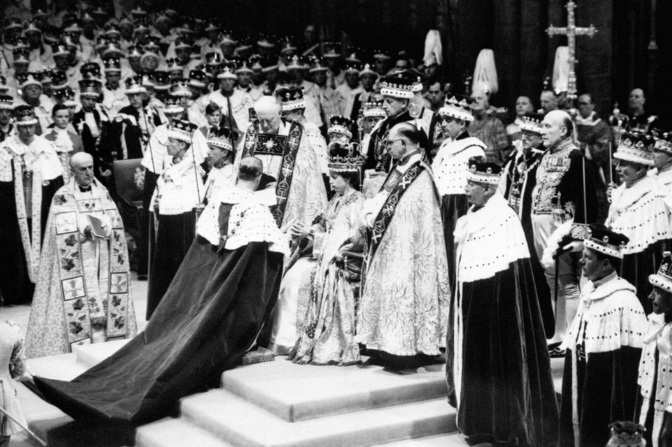 Prinz Philip kniet vor Queen Elizabeth und schwört ihr seine Treue