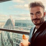 Drinks mit Ausblick: David Beckham genießt seine Happy Hour in luftiger Höhe Londons, mit Blick auf den bekannten "Gherkin". Dann mal "Cheers"!